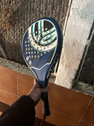 Pala de pádel Decathlon azul y blanca