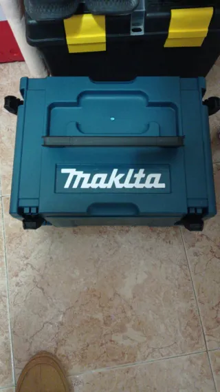 Kit de herramientas a bateria sin usar.