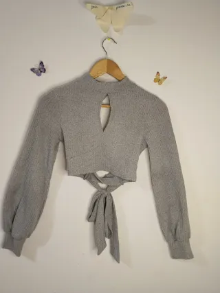 Blusa gris manga larga con abertura