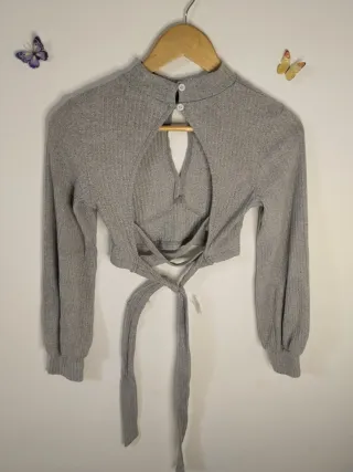 Blusa gris manga larga con abertura