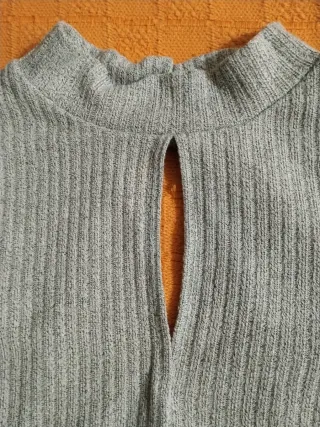 Blusa gris manga larga con abertura