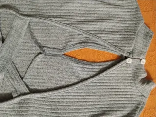 Blusa gris manga larga con abertura