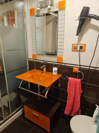 Lavabo moderno, espejo, columna de ducha... URGE