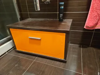 Lavabo moderno, espejo, columna de ducha... URGE