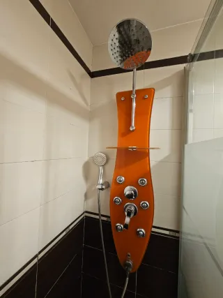 Lavabo moderno, espejo, columna de ducha... URGE