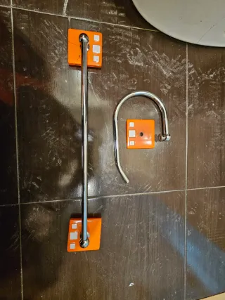 Lavabo moderno, espejo, columna de ducha... URGE