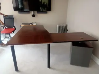 Mesa de despacho moderna madera y metal