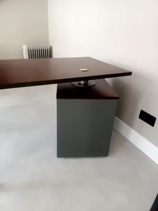 Mesa de despacho moderna madera y metal