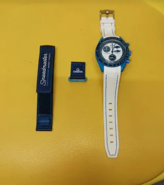 Orologio da polso blu e bianco