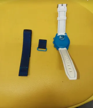 Orologio da polso blu e bianco