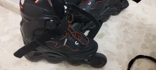 Patines en línea negros con cordones naranjas