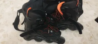 Patines en línea negros con cordones naranjas