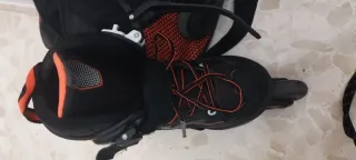 Patines en línea negros con cordones naranjas