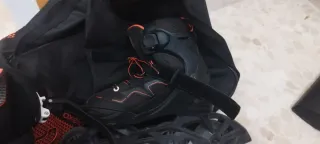 Patines en línea negros con cordones naranjas
