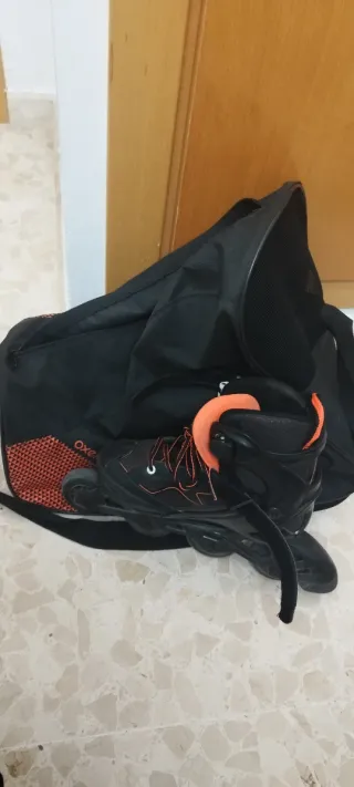 Patines en línea negros con cordones naranjas