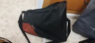 Patines en línea negros con cordones naranjas