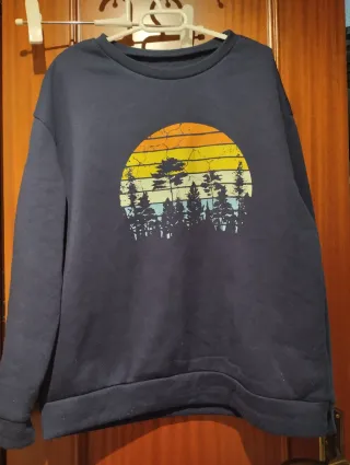 Sudadera azul con estampado de atardecer