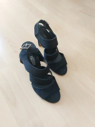 Sandalias de tacón System Action negras