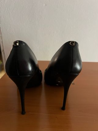 Zapatos de salón Guess negros, piel