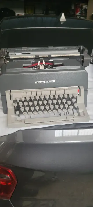 Máquina de escribir Olivetti Línea 98