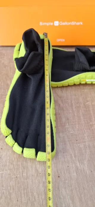 Zapatillas de dedo negras y verdes