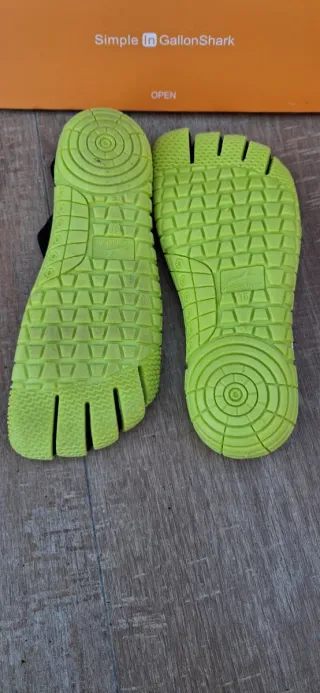 Zapatillas de dedo negras y verdes