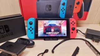 Nintendo Switch Console con Joy-Con Blu e rosso