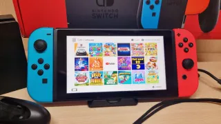 Nintendo Switch Console con Joy-Con Blu e rosso