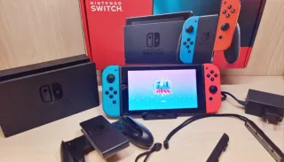 Nintendo Switch Console con Joy-Con Blu e rosso