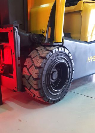 CARRETILLA ELEVADORA USADA 1600 KG