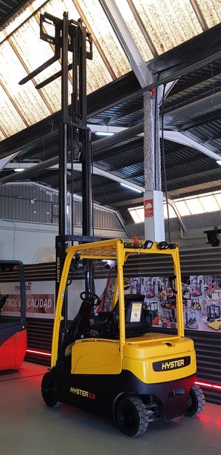 CARRETILLA ELEVADORA USADA 2000 KG