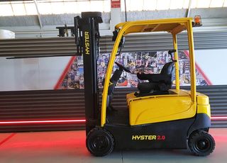 CARRETILLA ELEVADORA USADA 2000 KG