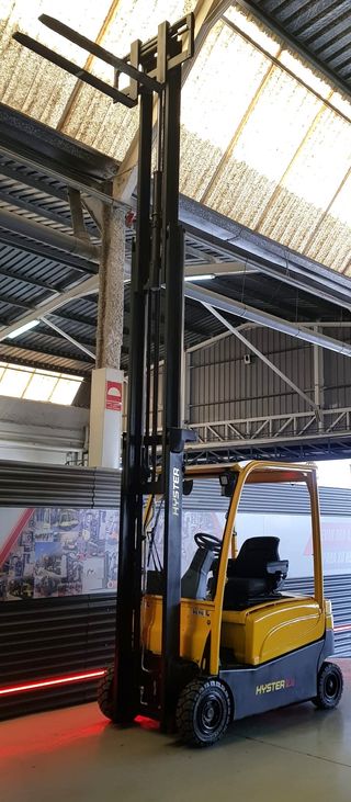 CARRETILLA ELEVADORA USADA 2000 KG