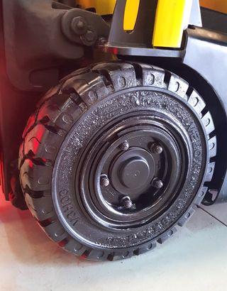 CARRETILLA ELEVADORA USADA 2000 KG