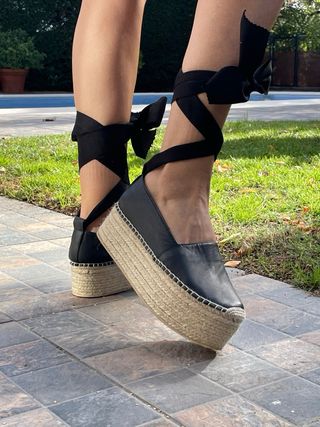 Alpargatas piel negras con cintas