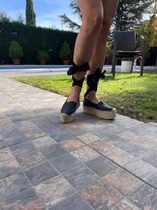 Alpargatas piel negras con cintas