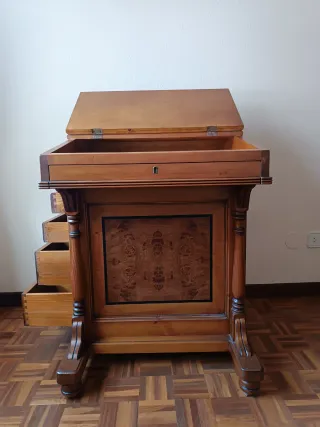 Escritorio antiguo de madera