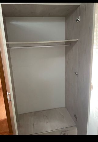 Armario de madera con tiradores redondos