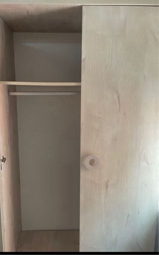 Armario de madera con tiradores redondos