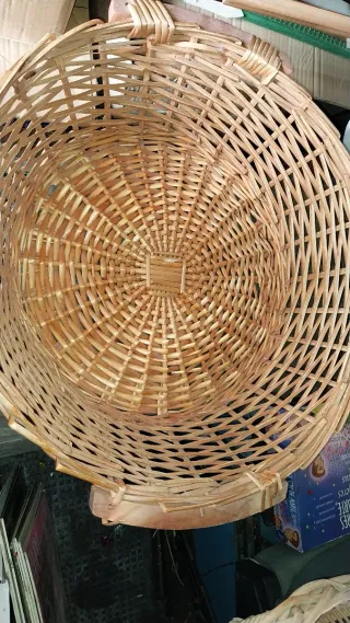 Cesta de mimbre beige y marrón