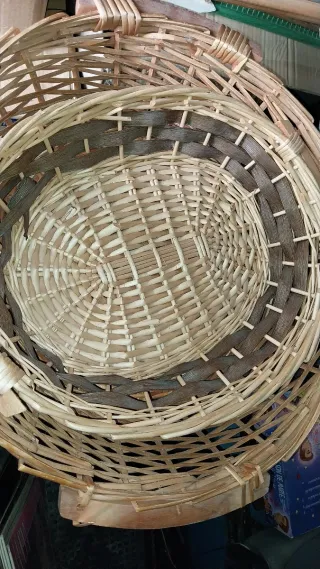 Cesta de mimbre beige y marrón