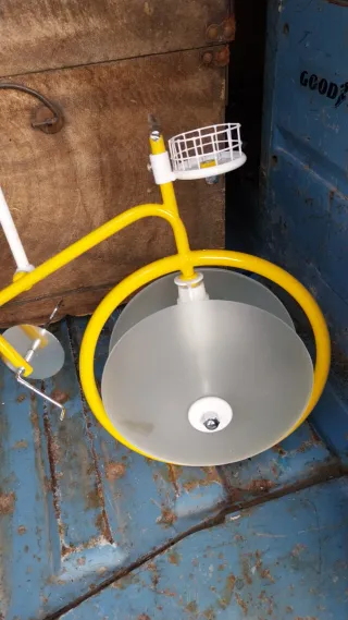 Lámpara de techo diseño bicicleta amarilla
