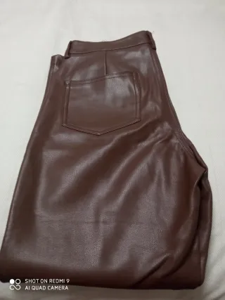 Pantalón polipiel marrón talla M