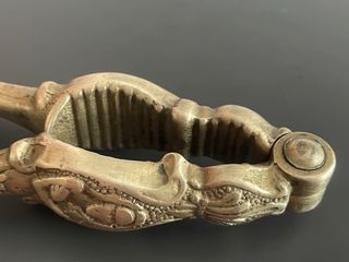 Antico schiaccianoci in bronzo funzionante