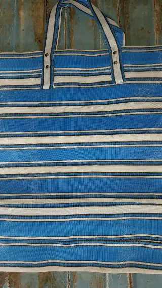 Bolso de playa a rayas azules