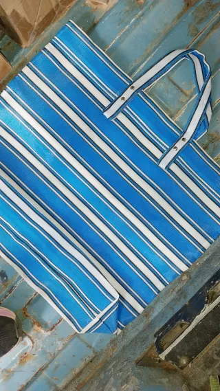 Bolso de playa a rayas azules