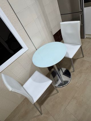 Mesa redonda y 2 sillas blancas