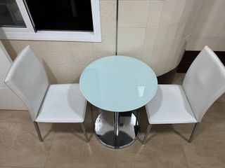Mesa redonda y 2 sillas blancas