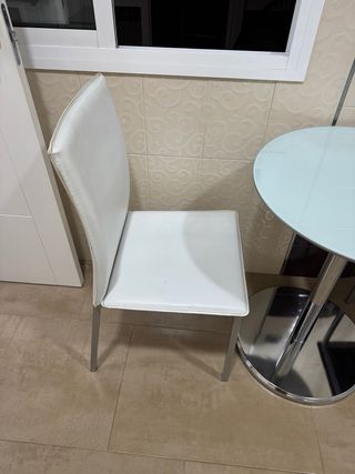 Mesa redonda y 2 sillas blancas