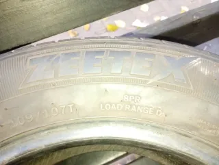 Rueda de coche Zeetex en muy buen estado